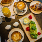 Avokádový toast s paradajkami a koriandrom / MAK Bread & Coffee / Krakov, 2019