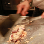Príprava steaku z tuniaka s terijaki omáčkou a zázvorom
