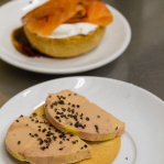 Tapas s foie gras a marinovaný losos s jogurtom a hľuzovkovým medom / Quimet y Quimet / Barcelona, 2015