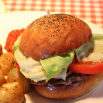 Jahňací burger v našej žemli, šalát a paradajka, pečené rozmarínové zemiaky, studená paradajkovo zeleninová omáčka, medová horčica / U Juhása, august 2014