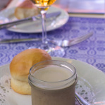 Židovská paštéta z kuracích pečienok s teplou brioškou a pohárom Pinot Gris, neskorý zber / Gasthaus zur Dankbarkeit / Podersdorf am See, 2015