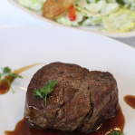 steak so šalátom Caesar (Schloss Aigen)