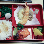 Obento – japonská ryža so sušeným tuniakom, losos naložený v sladkej paste, vyprážaná kreveta a zelenina, hrebenatka na pare zo saké, špenát s japonskou horčicou, nakladaná zelenina / Miyabi