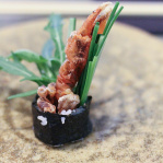 Spider rolka zo soft-shell kraba, uhorka, pažítka, wasabi majonéza s oranžovým tobico kaviárom / Fou Zoo