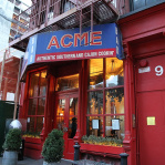 Acme - meno a vývesný štít si reštaurácia ponechala z úcty k bývalým prevádzkovateľom a miestnej kontinuite (New York, 2014)