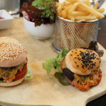 TIAN Burger - vegeburger a grilovaný portobello burger s čedarom, paradajkou, cibuľou a nakladanou zeleninou, s hranolkami a 3 dipmi / Tian bistro, 2014